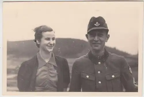 (F18985) Orig. Foto deutscher Soldat (R.A.D.) mit Dame im Freien 1939
