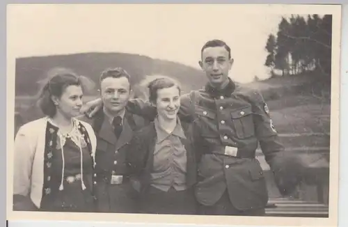 (F18984) Orig. Foto deutsche Soldaten (R.A.D.) mit Damen im Freien 1939