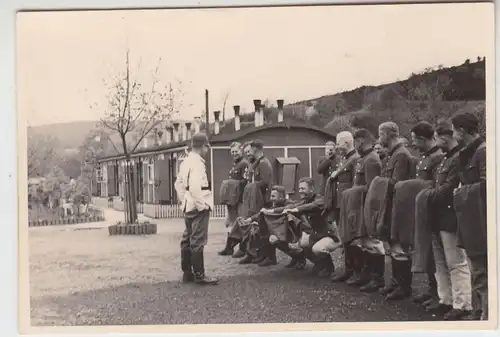 (F18980) Orig. Foto R.A.D.-Lager Dietzhausen, Kleiderappell im Hof 1939