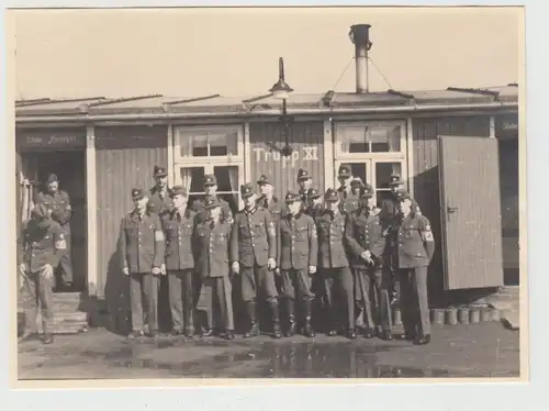 (F18970) Orig. Foto R.A.D.-Lager Dietzhausen, an der Stube >Seeteufel< 1939