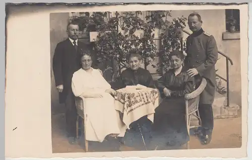 (F18963) Orig. Foto Personen, Soldat am Tisch vor dem Hauseingang 1910er