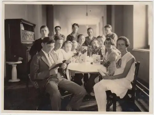 (F1896) Orig. Foto Jugendliche am Tisch, Jugendweihe, 1930er, 40er
