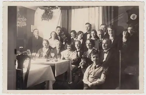 (F18958) Orig. Foto Personen, Gruppenbild i.d. Stube, Feier 1930er