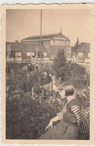 (F18956) Orig. Foto Enschede, Frau vor Werkhalle Rörink & van den Broek 1933