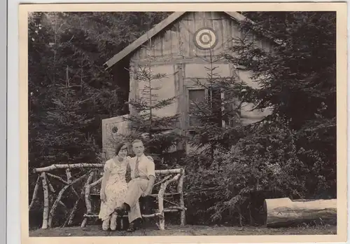 (F18955) Orig. Foto Paar an einer kleinen Waldhütte 1933