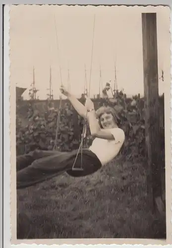 (F18953) Orig. Foto junge Frau auf der Schaukel im Garten 1933