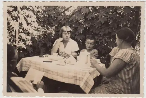 (F18947) Orig. Foto Personen an Kaffeetafel im Freien 1933