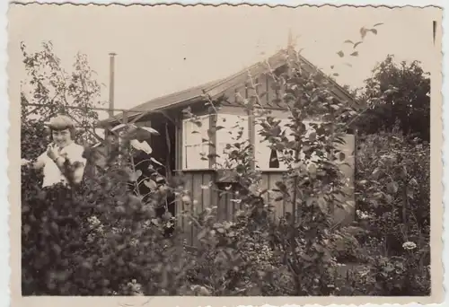 (F18945) Orig. Foto junge Frau am Gartenhäuschen 1933