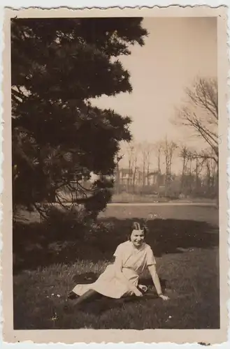 (F18943) Orig. Foto Enschede, Frau im G.J. van Heekpark 1933