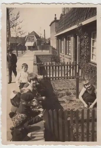 (F18942) Orig. Foto Frau im Vorgarten, Kinder schauen zu 1933