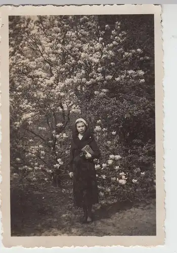 (F18940) Orig. Foto junge Frau m. Handtasche am blühenden Busch 1933