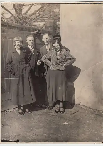(F18938) Orig. Foto Personen stehen an der Hauswand 1933