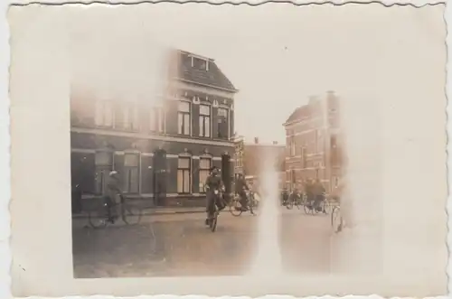 (F18931) Orig. Foto viele Fahrräder unterwegs in einer Stadt 1930er
