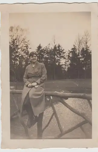 (F18928) Orig. Foto junge Frau a. Naturholzgeländer 1930er