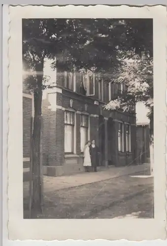 (F18925) Orig. Foto Frauen stehen an einem Backsteinhaus 1930er