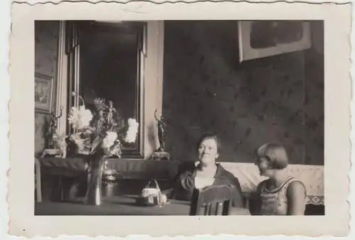 (F18924) Orig. Foto Frauen im Raum, Café o.ä. 1930er