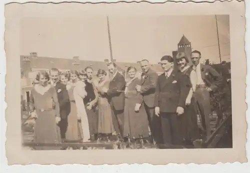 (F18919) Orig. Foto Personen im Freien, Kirche Enschede 1930er