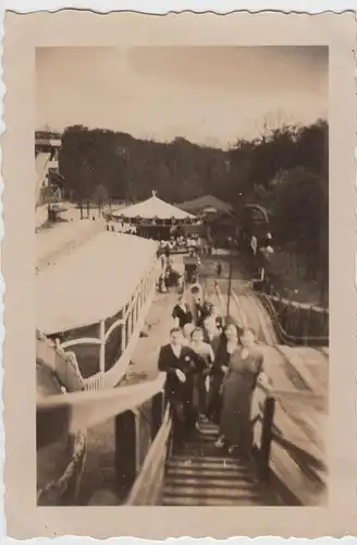 (F18918) Orig. Foto Personen an einem Vergnügungspark unbekannt 1930er