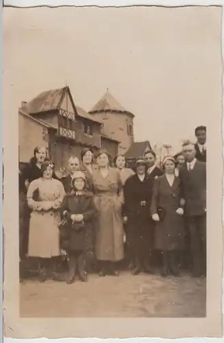 (F18916) Orig. Foto Personen im Freien, unbekannter Ort 1930er