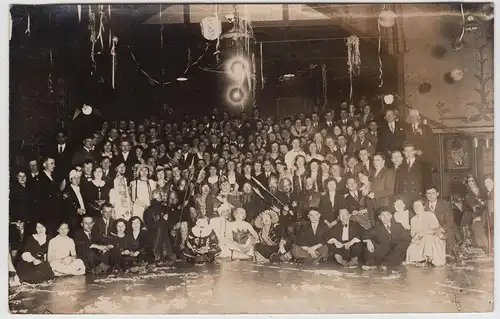 (F18910) Orig. Foto Karneval 1932, große Gruppe im Saal in Enschede