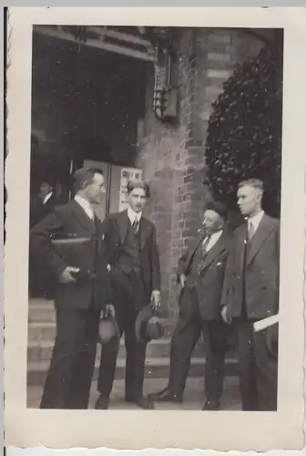 (F18907) Orig. Foto junge Männer stehen vor einem Gebäude 1930er