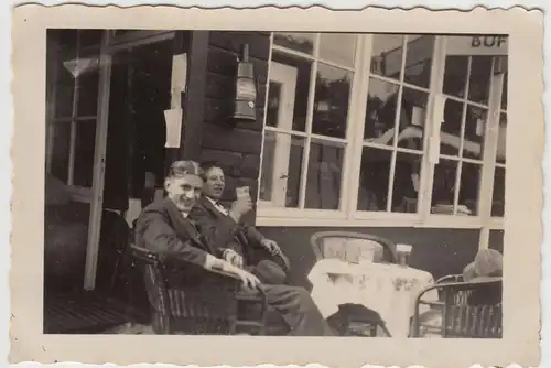 (F18905) Orig. Foto junge Männer sitzen im Freilokal 1930er