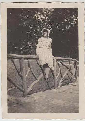 (F18904) Orig. Foto junge Frau im Sommerkleid a. Naturholzgeländer 1930er