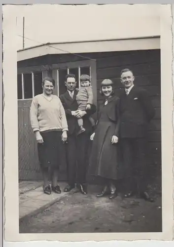 (F18903) Orig. Foto Personen mit Kleinkind vor Schuppen, Garage 1930er