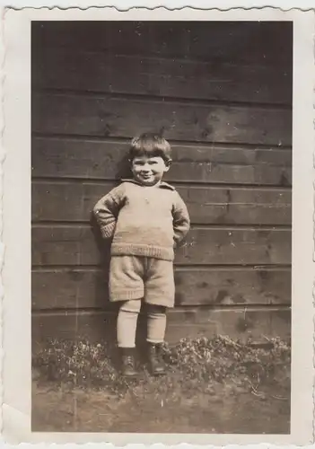 (F18901) Orig. Foto kleiner Junge lehnt an einer Holzwand 1930er