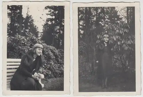 (F18900) 2x Orig. Foto junge Frau mit Pelzkragen in einem Park 1930er
