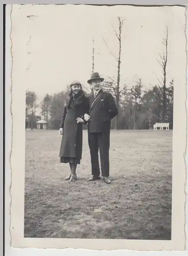 (F18899) Orig. Foto Paar steht in einem Park 1930er
