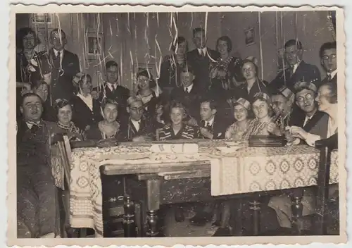 (F18897) Orig. Foto Personen, Gruppenbild, geschmückter Raum 1930er