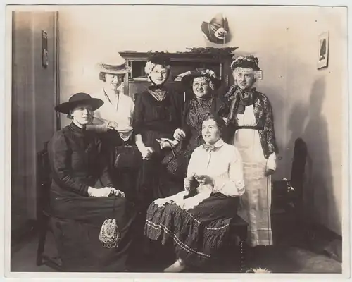 (F18890) Orig. Foto Personen in altertümlicher Verkleidung i.d. Stube 1930er