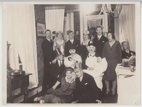 (F18886) Orig. Foto Personen im Kostüm i.d. Stube, Karneval, Fasching 1930er