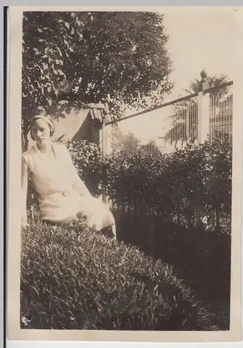 (F18885) Orig. Foto junge Frau im Garten 1932