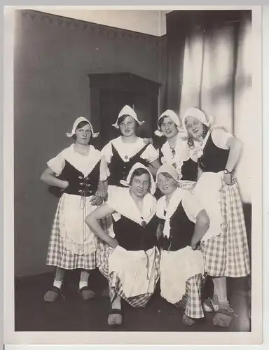 (F18881) Orig. Foto junge Frauen in holländischer Tracht 1930er