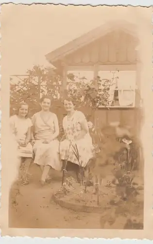 (F18877) Orig. Foto Damen sitzen im Garten 1930er