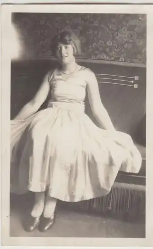 (F18874) Orig. Foto junge Frau im Kleid auf Sofa 1930er