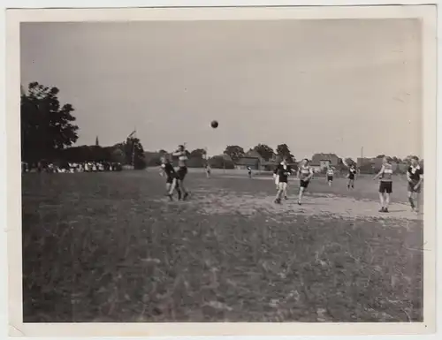 (F18863) Orig. Foto Jugendliche spielen Fußball im Freien 1930er