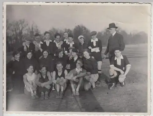 (F18861) Orig. Foto Jugendliche in Sportkleidung, G.D.A.-Abteilung 1931