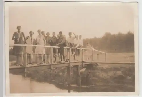 (F18852) Orig. Foto Jugendliche auf einer kleinen Brücke 1920/30er