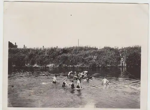 (F18844) Orig. Foto Jugendliche baden in einem Teich 1920/30er