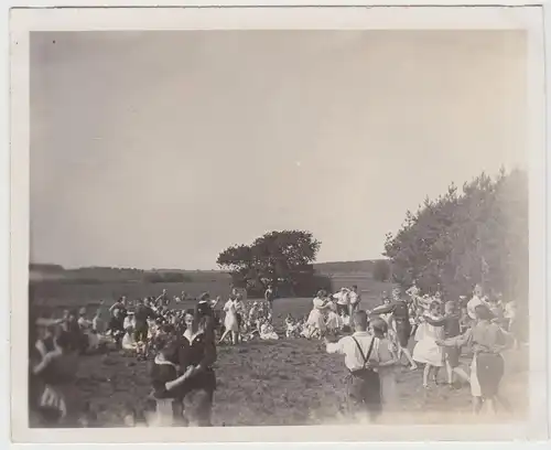 (F18838) Orig. Foto Personen tanzen im Freien, G.D.A. Lager 1928