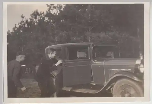 (F18833) Orig. Foto junge Männer steigen in ein Automobil 1920er