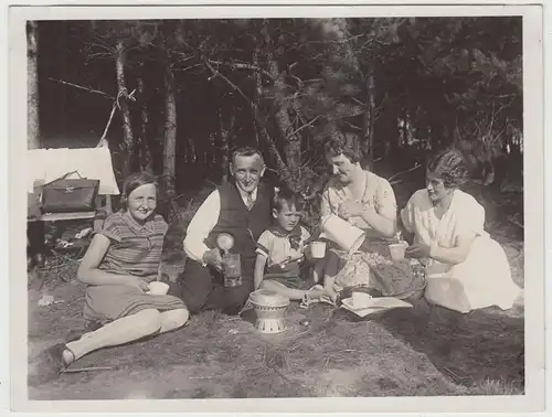 (F18832) Orig. Foto Personen machen Rast im Wald, Picknick 1920er