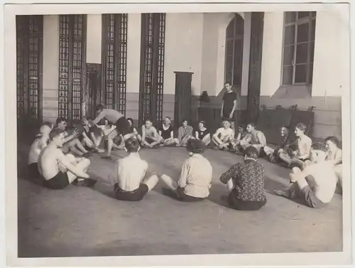 (F18827) Orig. Foto Jugendliche machen Sport i. Turnhalle 1920er