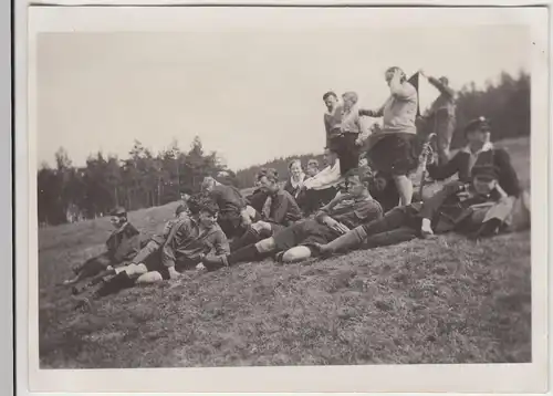 (F18822) Orig. Foto Jugendliche machen Rast am Hang, G.D.A. Lager 1928
