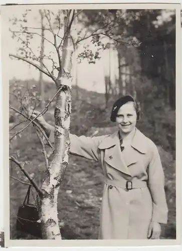 (F1882) Orig. Foto junge Frau m. Mantel, Hut, u. Handtasche i. Wald, 1935