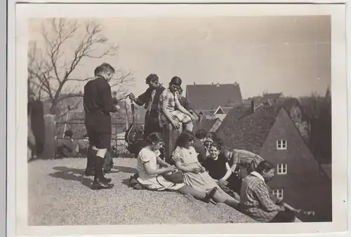 (F18818) Orig. Foto Jugendliche m. Musikinstrumenten am Hang 1920er