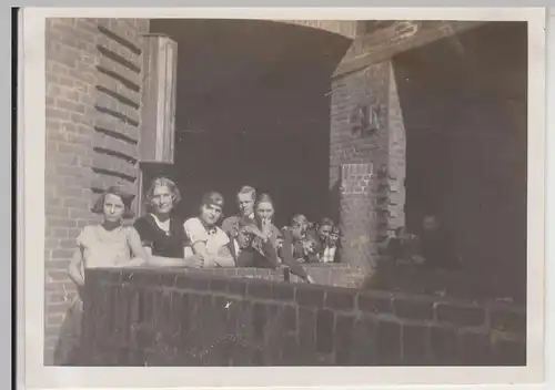 (F18814) Orig. Foto Personen an einem Backsteingebäude (Hannover?) 1928